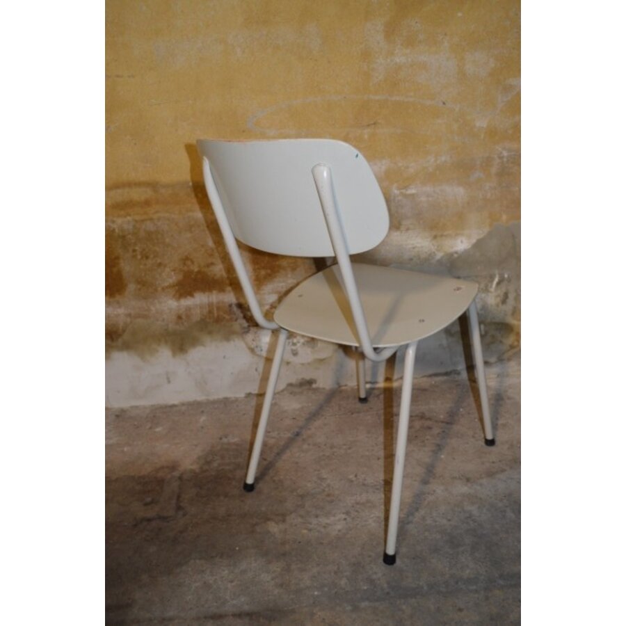 Retro stoeltje met metalen frame en multiplex zitting-6