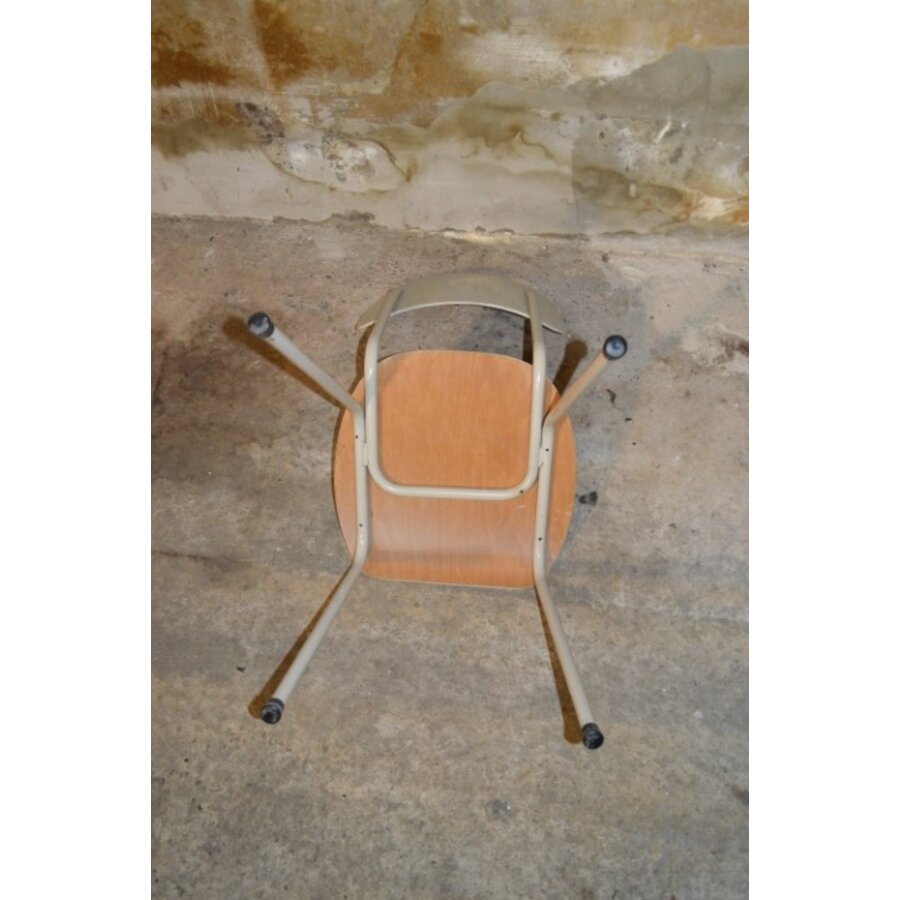 Retro stoeltje met metalen frame en multiplex zitting-7