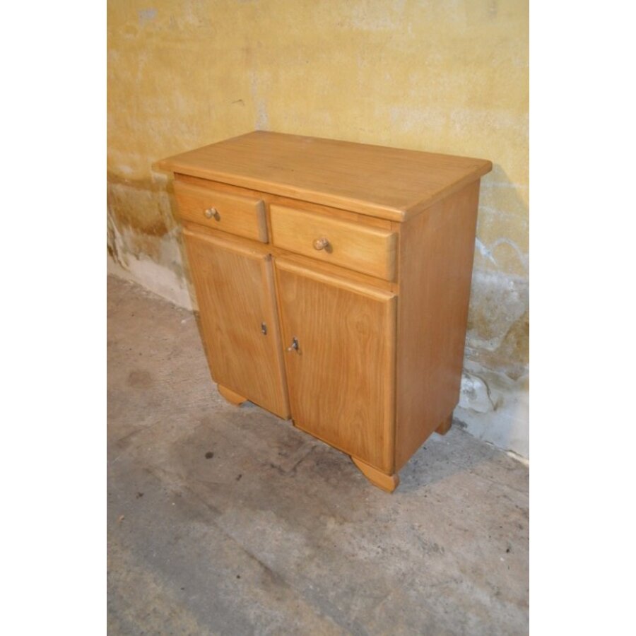Kleine houten commode met lades en afsluitbare deurtjes-2