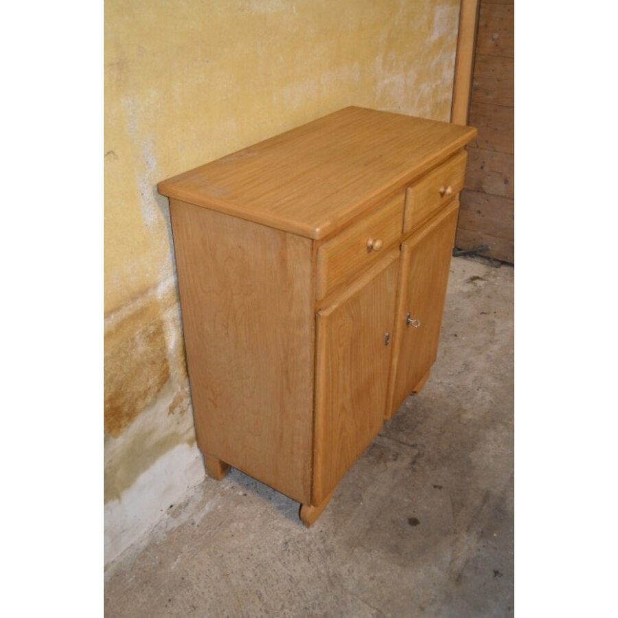 Kleine houten commode met lades en afsluitbare deurtjes-3