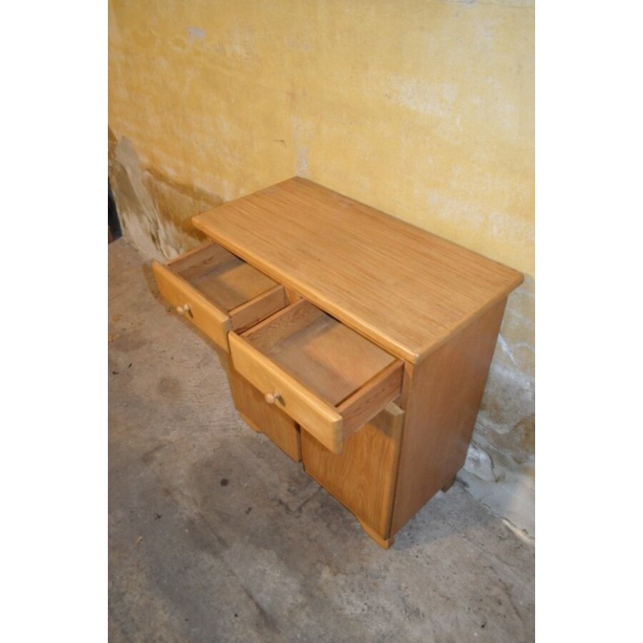 Kleine houten commode met lades en afsluitbare deurtjes-5