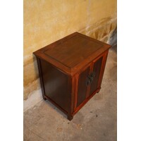 thumb-Chinees bijzetkastje met twee deuren en plank in roodbruine lak-3