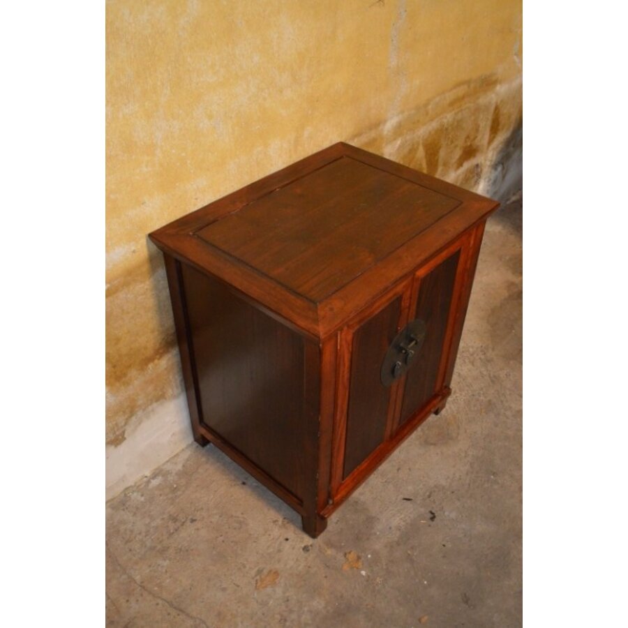 Chinees bijzetkastje met twee deuren en plank in roodbruine lak-3