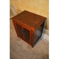 thumb-Chinees bijzetkastje met twee deuren en plank in roodbruine lak-4
