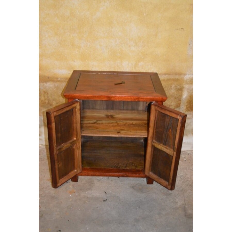 Chinees bijzetkastje met twee deuren en plank in roodbruine lak-6