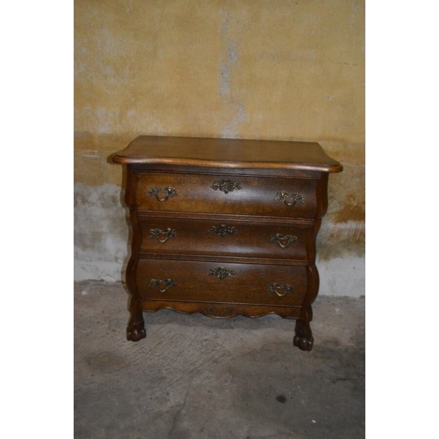 Klein donker eiken buikkastje met drie laden en messing beslag-1