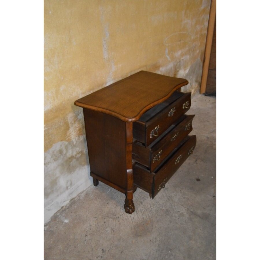 Klein donker eiken buikkastje met drie laden en messing beslag-4