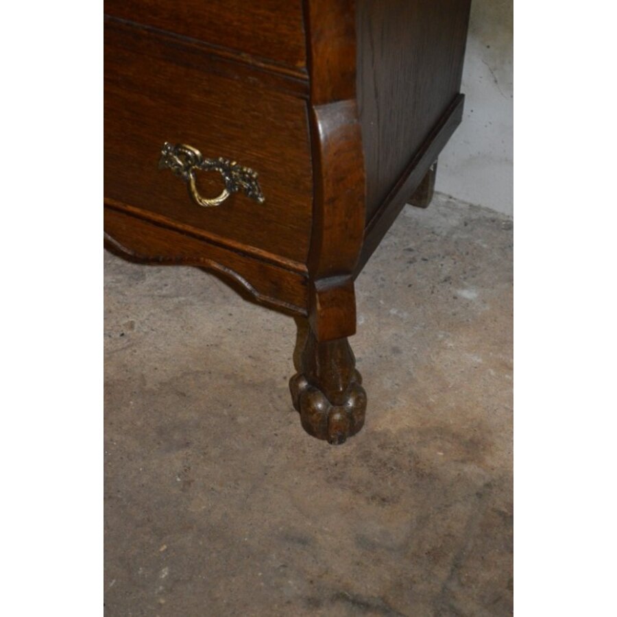 Klein donker eiken buikkastje met drie laden en messing beslag-5