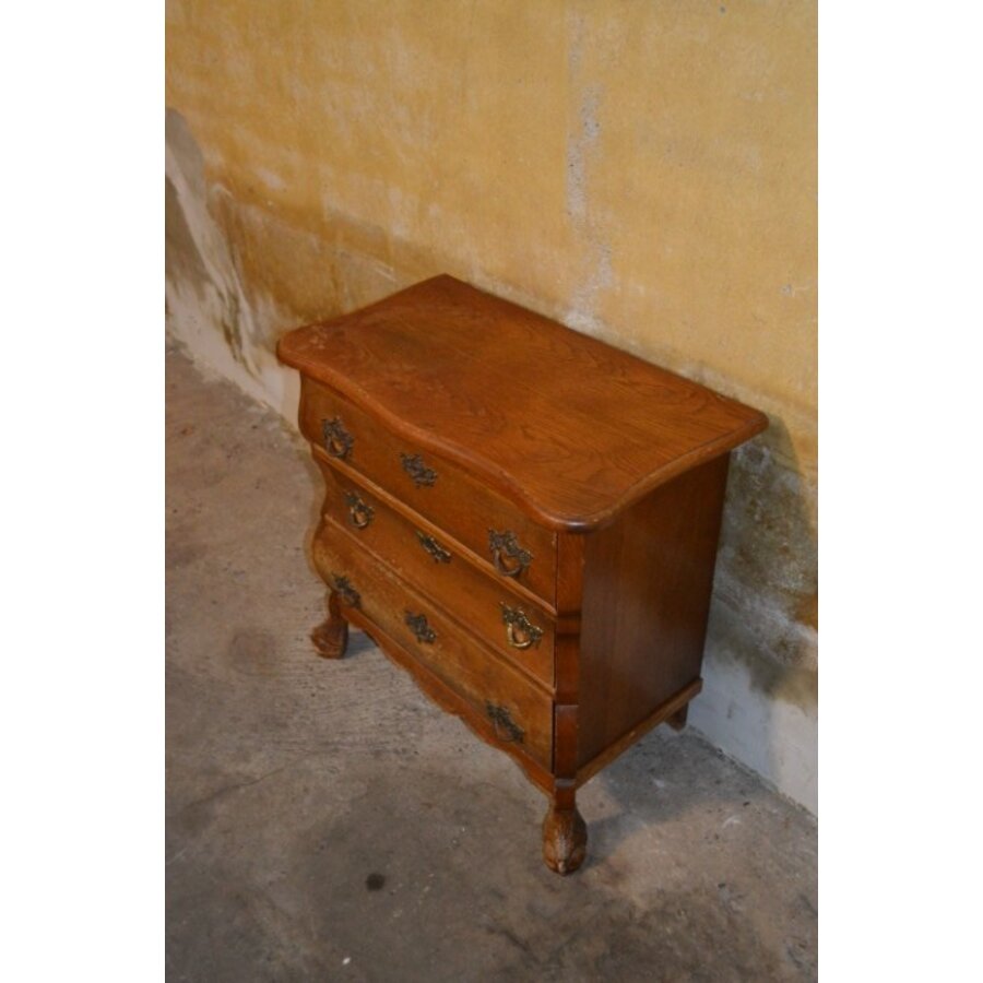 Licht houten buikkastje met drie laden en messing beslag-2