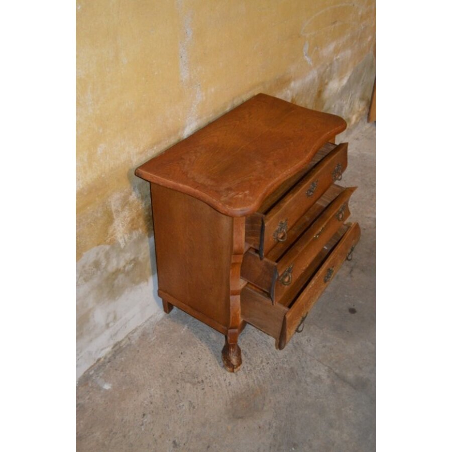 Licht houten buikkastje met drie laden en messing beslag-5