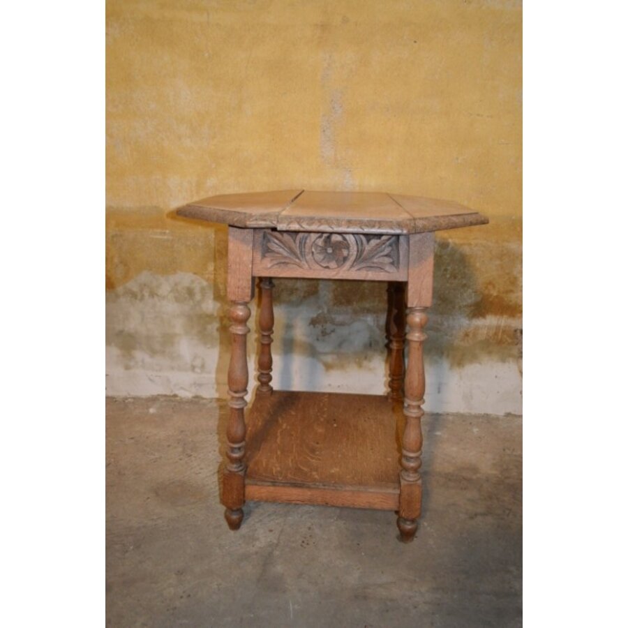 Achthoekig antiek bijzettafeltje van oud eikenhout met patina-1