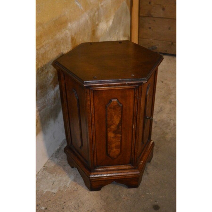 Zeskantig houten kastje met paneeldetails zoals uit begin 20e eeuw-1