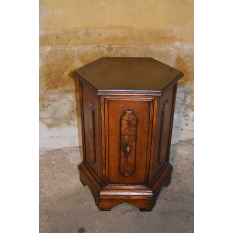 Zeskantig houten kastje met paneeldetails zoals uit begin 20e eeuw-2