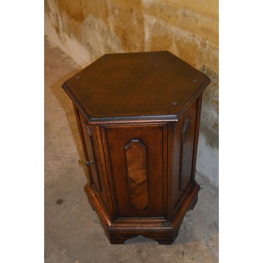 Zeskantig houten kastje met paneeldetails zoals uit begin 20e eeuw-3