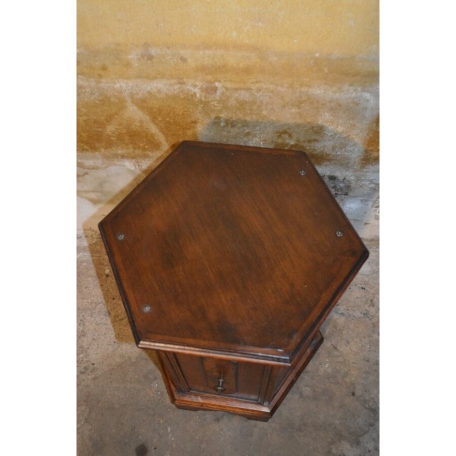 Zeskantig houten kastje met paneeldetails zoals uit begin 20e eeuw-4