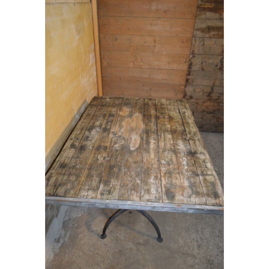 Industriële rustieke tafel met gietijzeren poot en steenschot blad-3