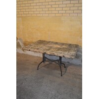thumb-Industriële rustieke tafel met gietijzeren poot en steenschot blad-4