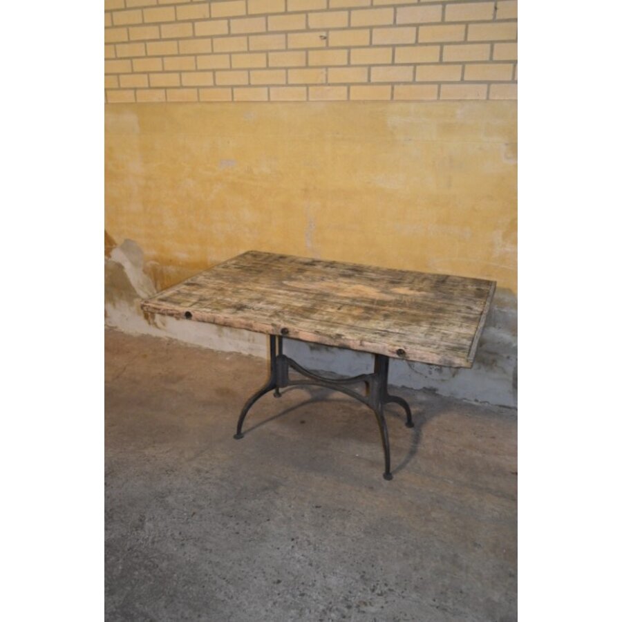 Industriële rustieke tafel met gietijzeren poot en steenschot blad-4