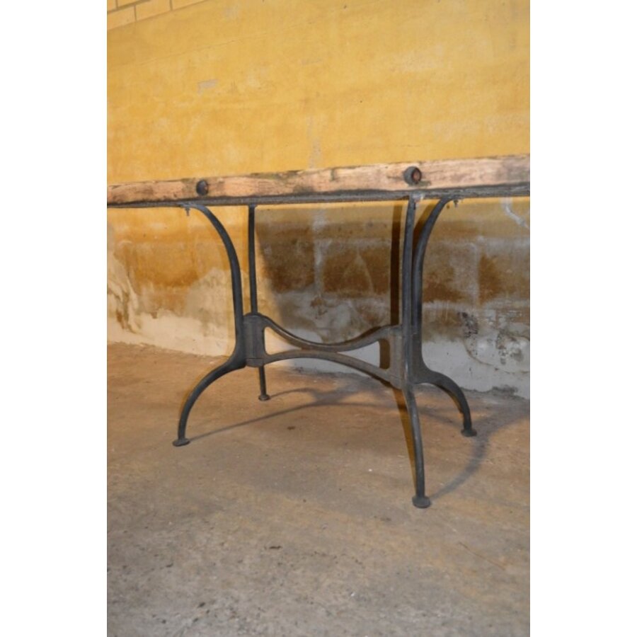 Industriële rustieke tafel met gietijzeren poot en steenschot blad-5