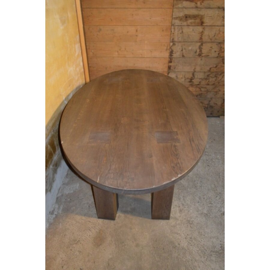 Grote ovale eiken eettafel met blokpoten en royaal tafelblad-2