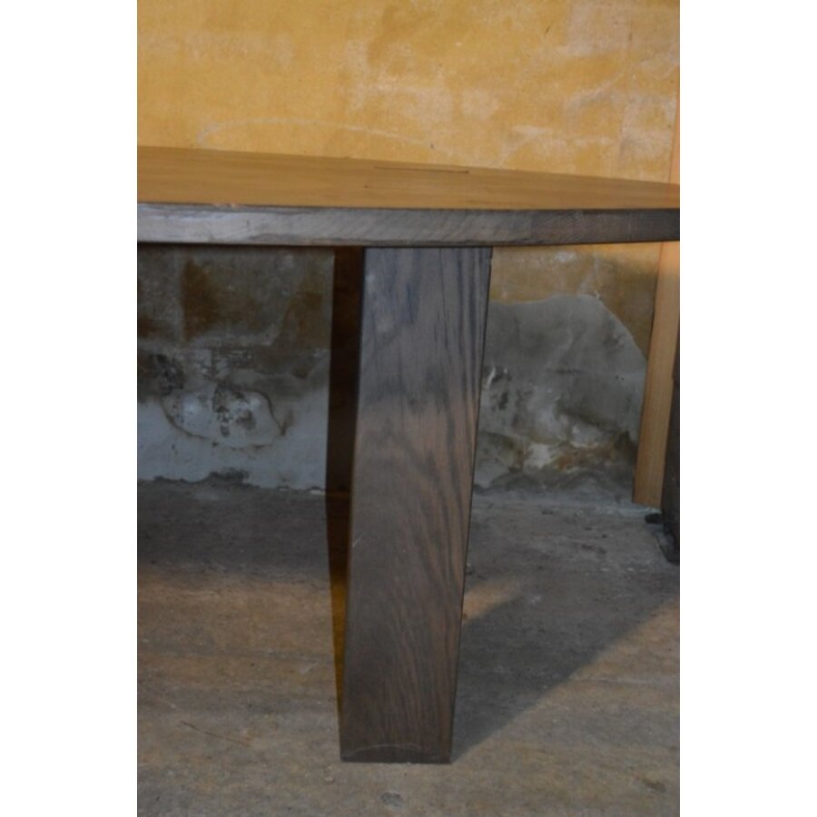 Grote ovale eiken eettafel met blokpoten en royaal tafelblad-6