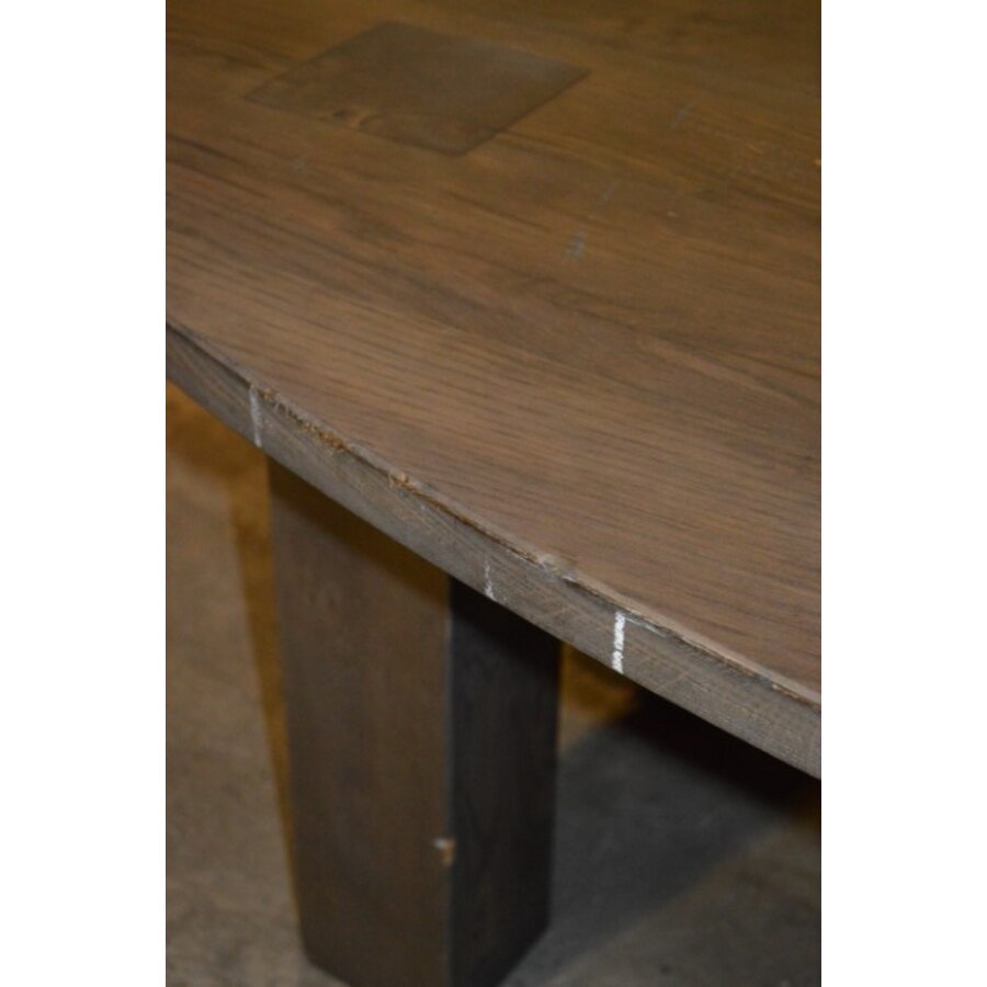 Grote ovale eiken eettafel met blokpoten en royaal tafelblad-7