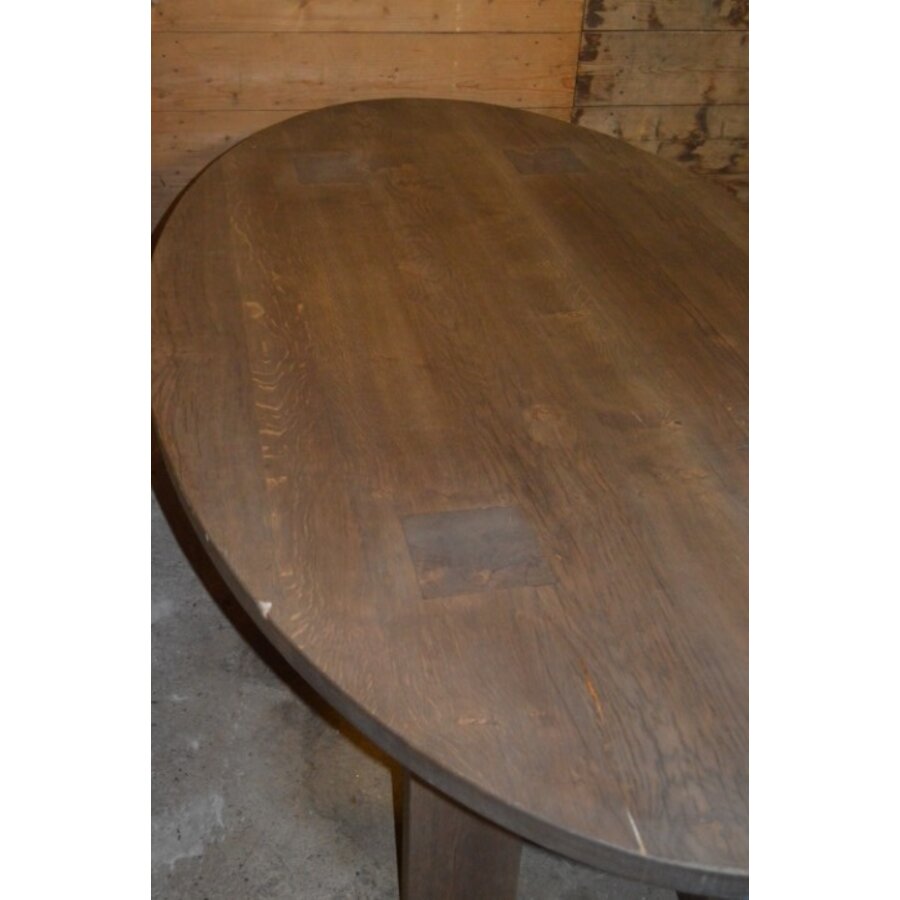 Grote ovale eiken eettafel met blokpoten en royaal tafelblad-9