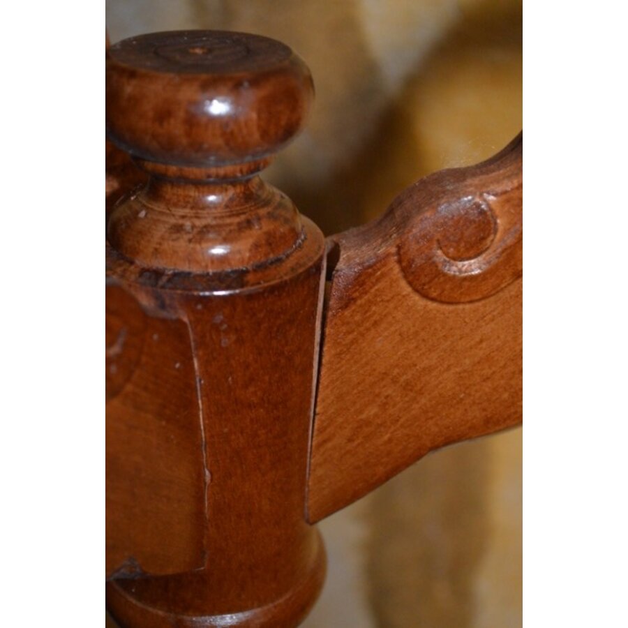 Mahoniehouten bijzettafeltje met inleg en driesprantpoot-2