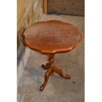 thumb-Mahoniehouten bijzettafeltje met inleg en driesprantpoot-6