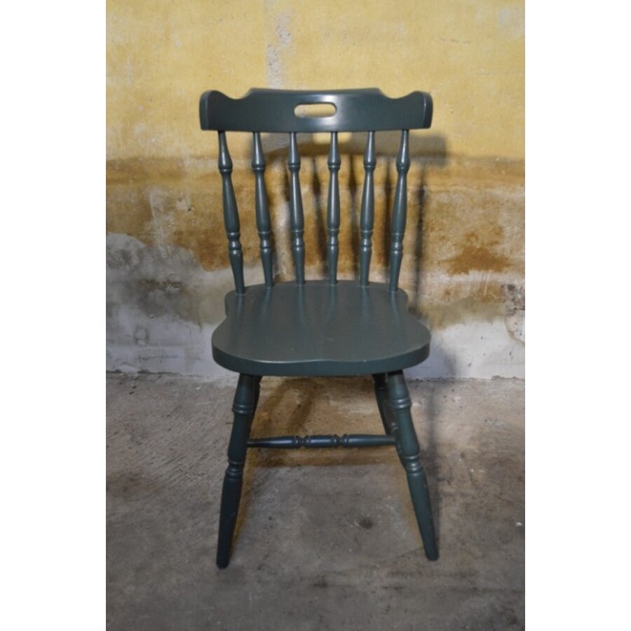 Ouderwetse houten keukenstoel in donkergrijze kleur-1