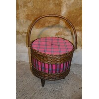 thumb-Retro sewing box van rotan op houten pootjes-1