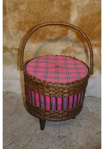 Retro naaikistje van rotan 