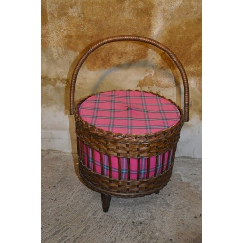 Retro naaikistje van rotan 