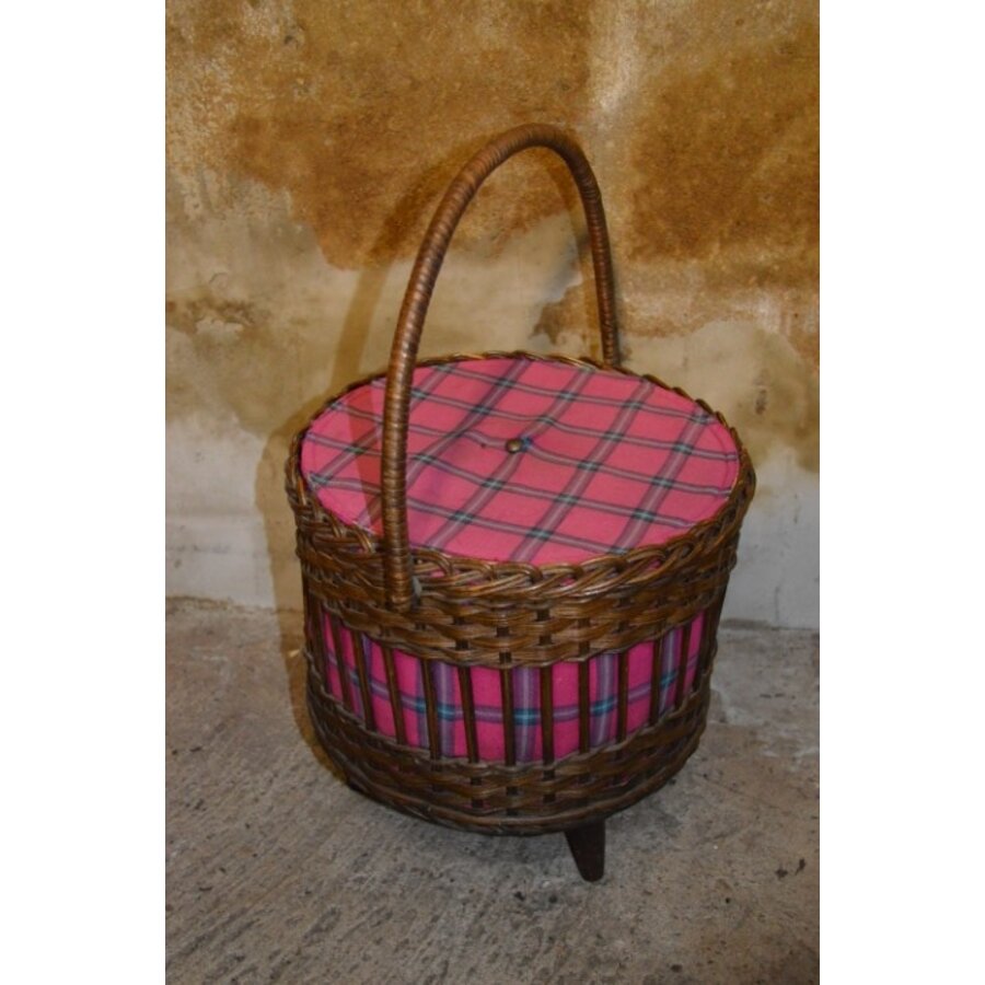 Retro sewing box van rotan op houten pootjes-2