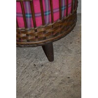 thumb-Retro sewing box van rotan op houten pootjes-3
