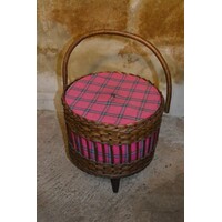 thumb-Retro sewing box van rotan op houten pootjes-4