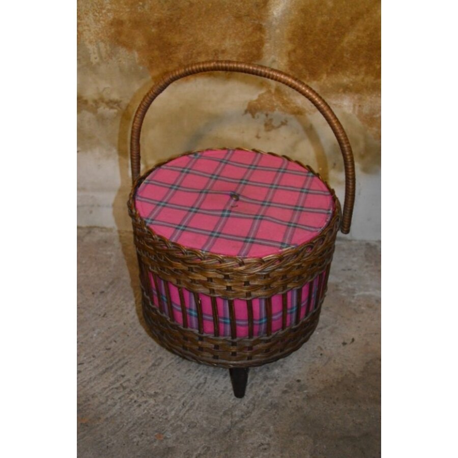 Retro sewing box van rotan op houten pootjes-4