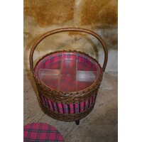 thumb-Retro sewing box van rotan op houten pootjes-5