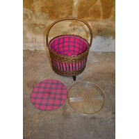 thumb-Retro sewing box van rotan op houten pootjes-6