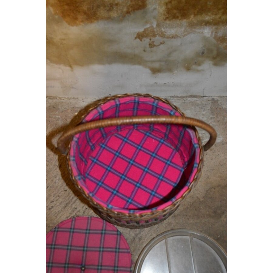 Retro sewing box van rotan op houten pootjes-7