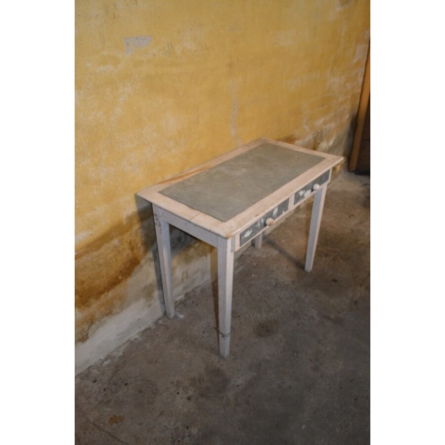 Kleine brocante sidetable met twee laden en metalen blad-3