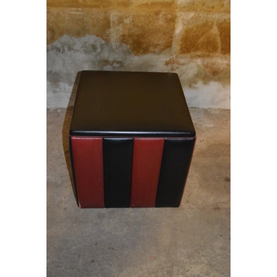 Vintage leren hocker / poef van rood en zwart leer met opbergruimte ca. 1960-1