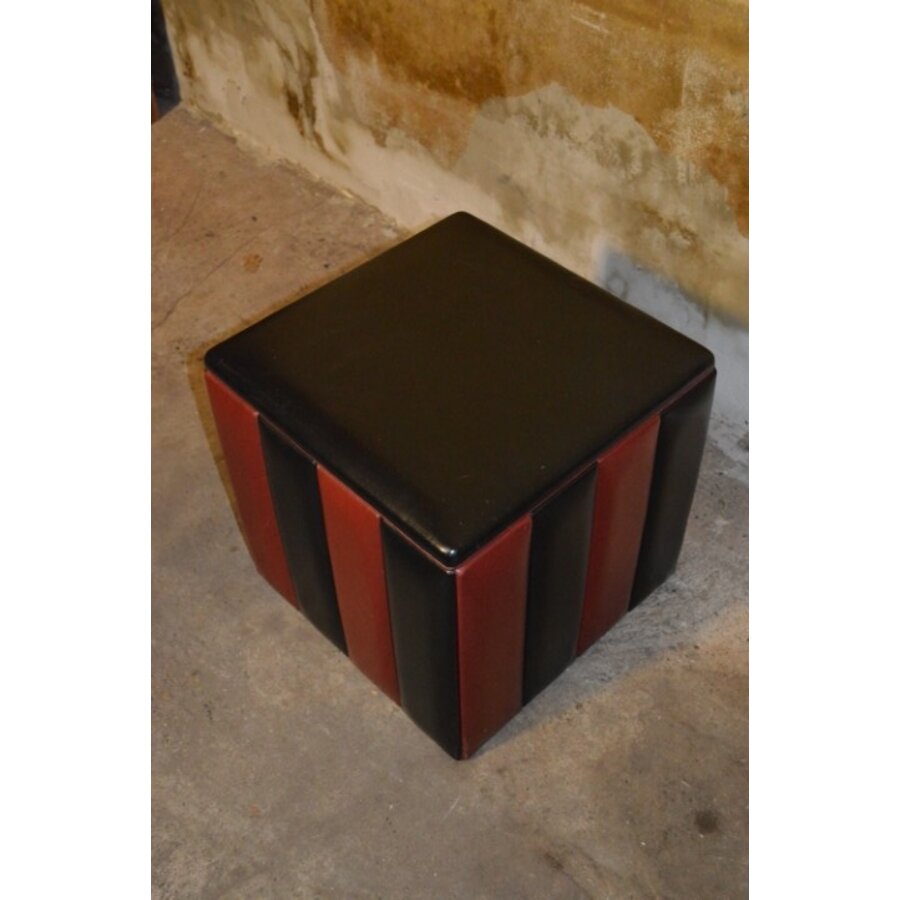 Vintage leren hocker / poef van rood en zwart leer met opbergruimte ca. 1960-4