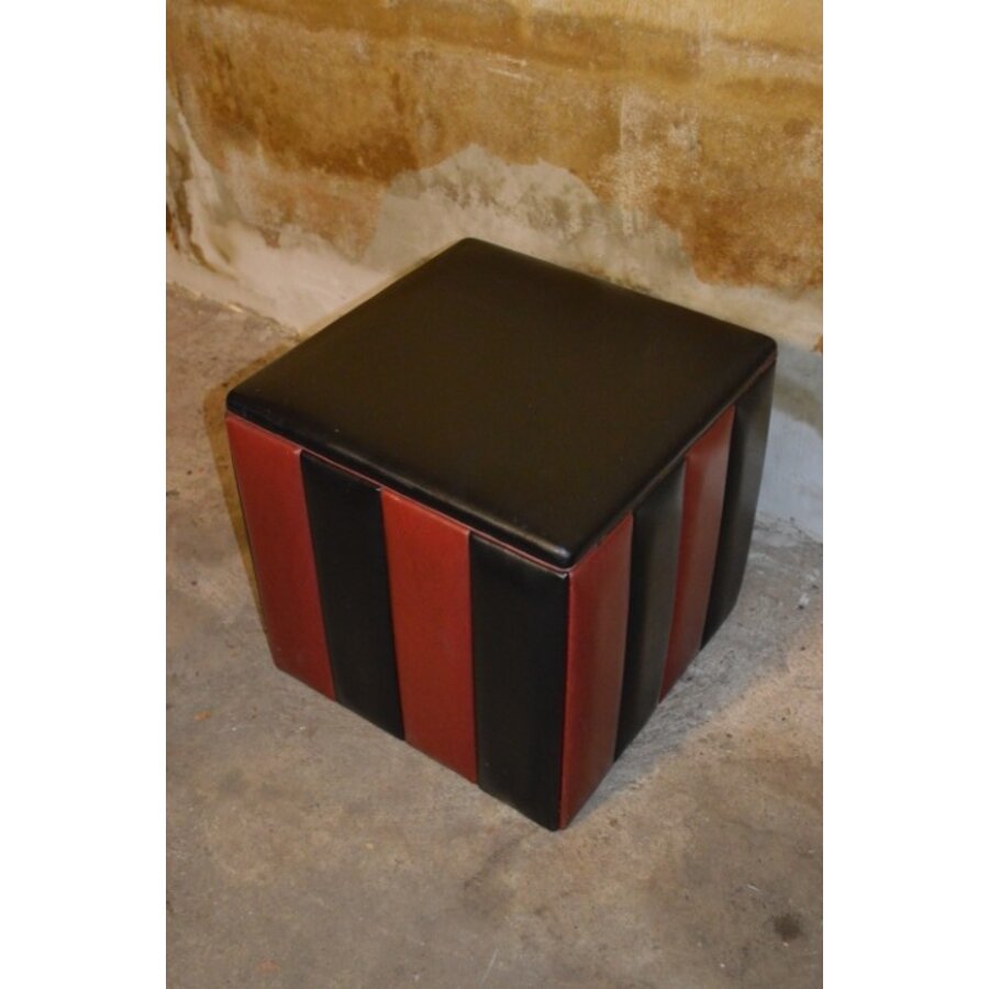 Vintage leren hocker / poef van rood en zwart leer met opbergruimte ca. 1960-5