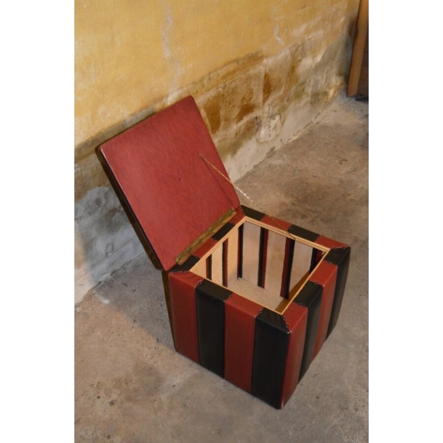 Vintage leren hocker / poef van rood en zwart leer met opbergruimte ca. 1960-6