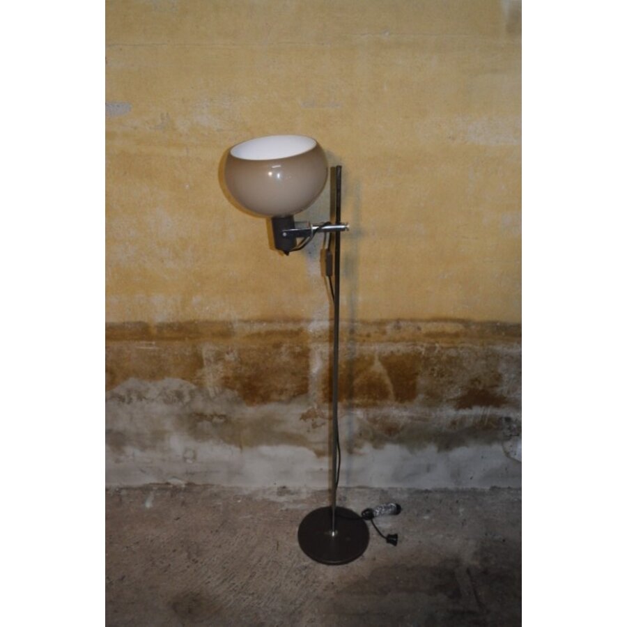 Retro vloerlamp met bruine mushroom acryl kap en verchroomde stang-7