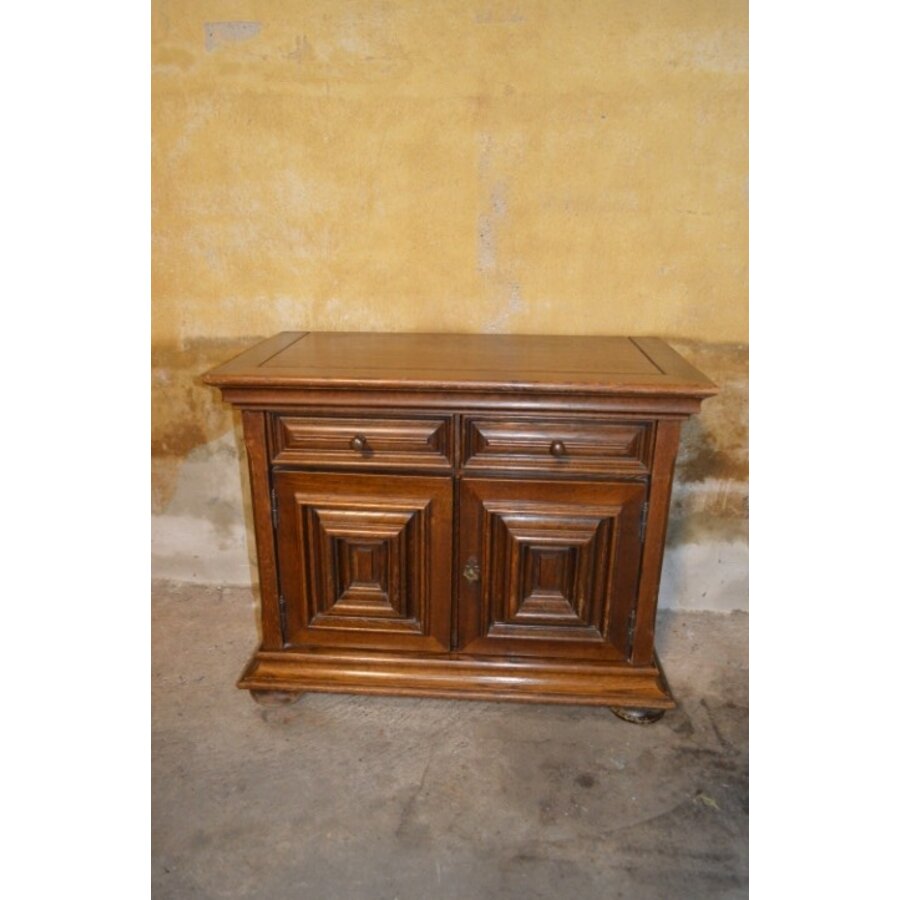 Klein donker eiken tv-kastje in mid-century stijl met lades-1