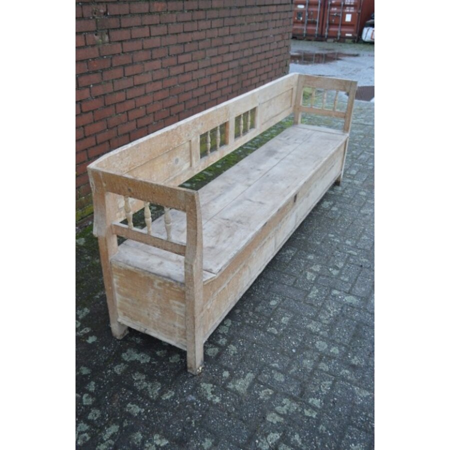 Lange antieke klepbank met arm- en rugleuningen-2