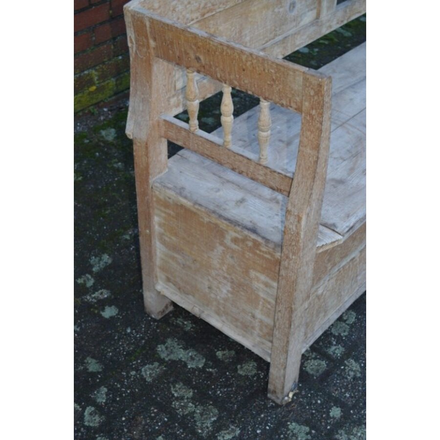 Lange antieke klepbank met arm- en rugleuningen-3