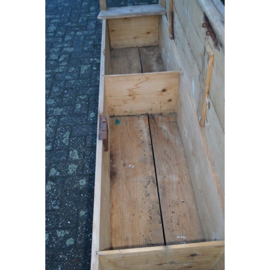 Lange antieke klepbank met arm- en rugleuningen-6